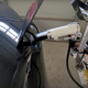 Imagen para el artículo titulado El propietario de un Tesla se adelanta a Elon Musk creando un robot que carga el auto